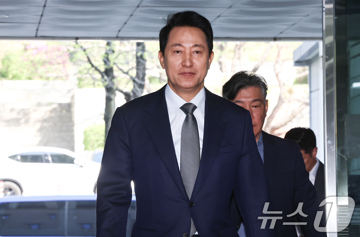 (서울=뉴스1) 김도우 기자 = 오세훈 서울시장이 15일 서울 서초구 서울중앙지방법원에서 열린 정치자금법 위반 관련 공판에 출석하고 있다. 2026.4.15/뉴스1
