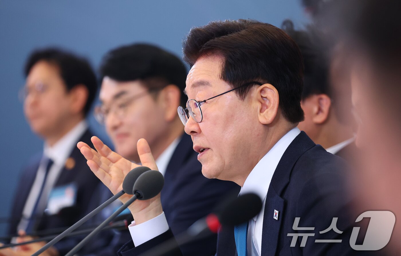 본문 이미지 - 이재명 대통령이 15일 청와대에서 열린 규제합리화위원회 제1차 전체회의에서 발언을 하고 있다. 2026.4.15 ⓒ 뉴스1 이재명 기자