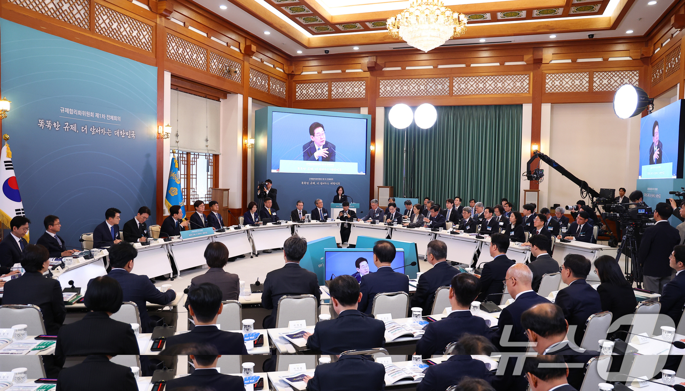 (서울=뉴스1) 이재명 기자 = 이재명 대통령이 15일 청와대에서 열린 규제합리화위원회 제1차 전체회의에서 발언을 하고 있다. 2026.4.15/뉴스1