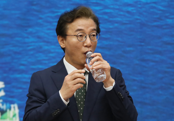 물 마시는 전재수