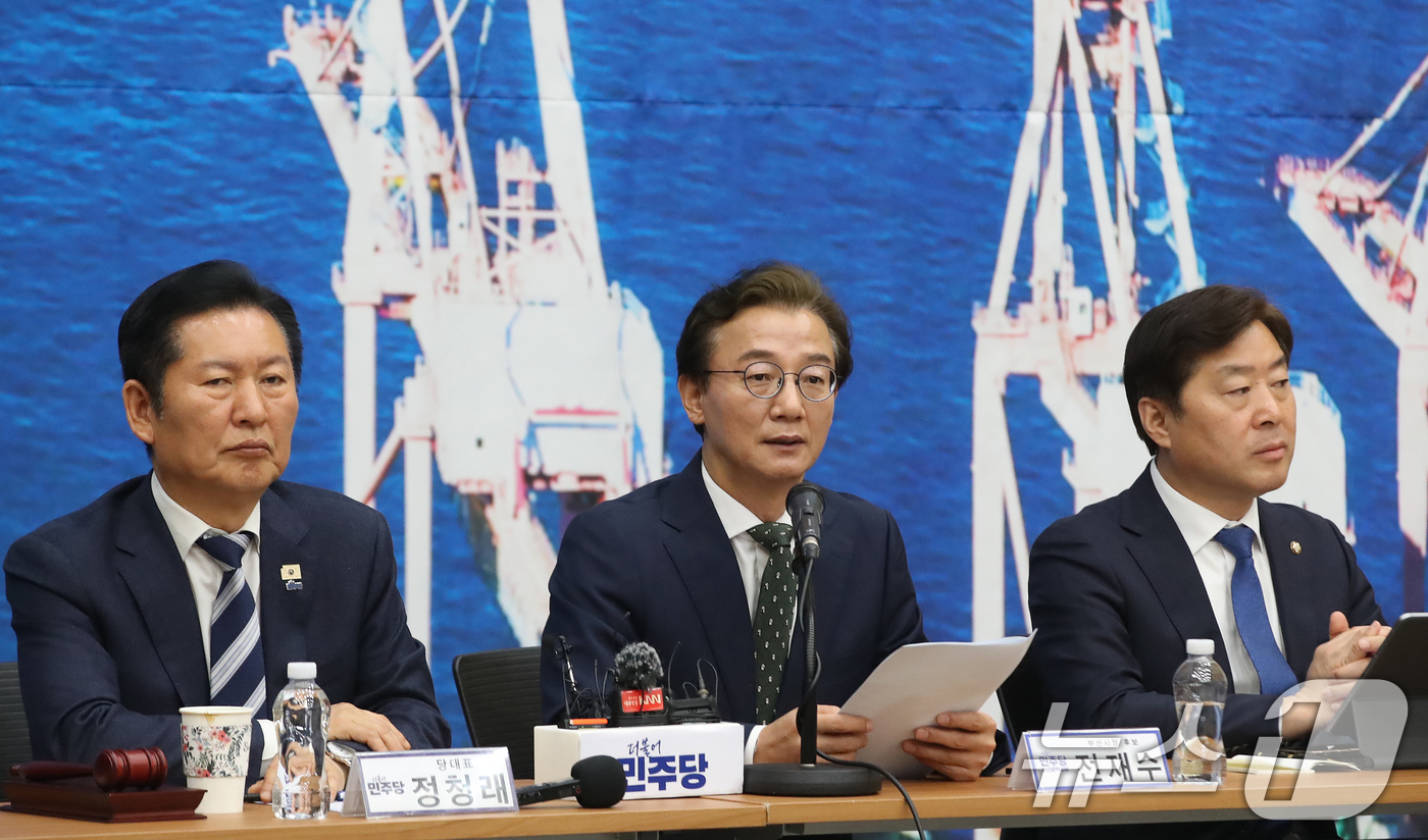 (부산=뉴스1) 윤일지 기자 = 전재수 더불어민주당 부산시장 후보가 15일 부산 동구 부산항국제전시컨벤션센터에서 열린 부산 현장 최고위원회의에서 발언을 하고 있다.  2026.4. …