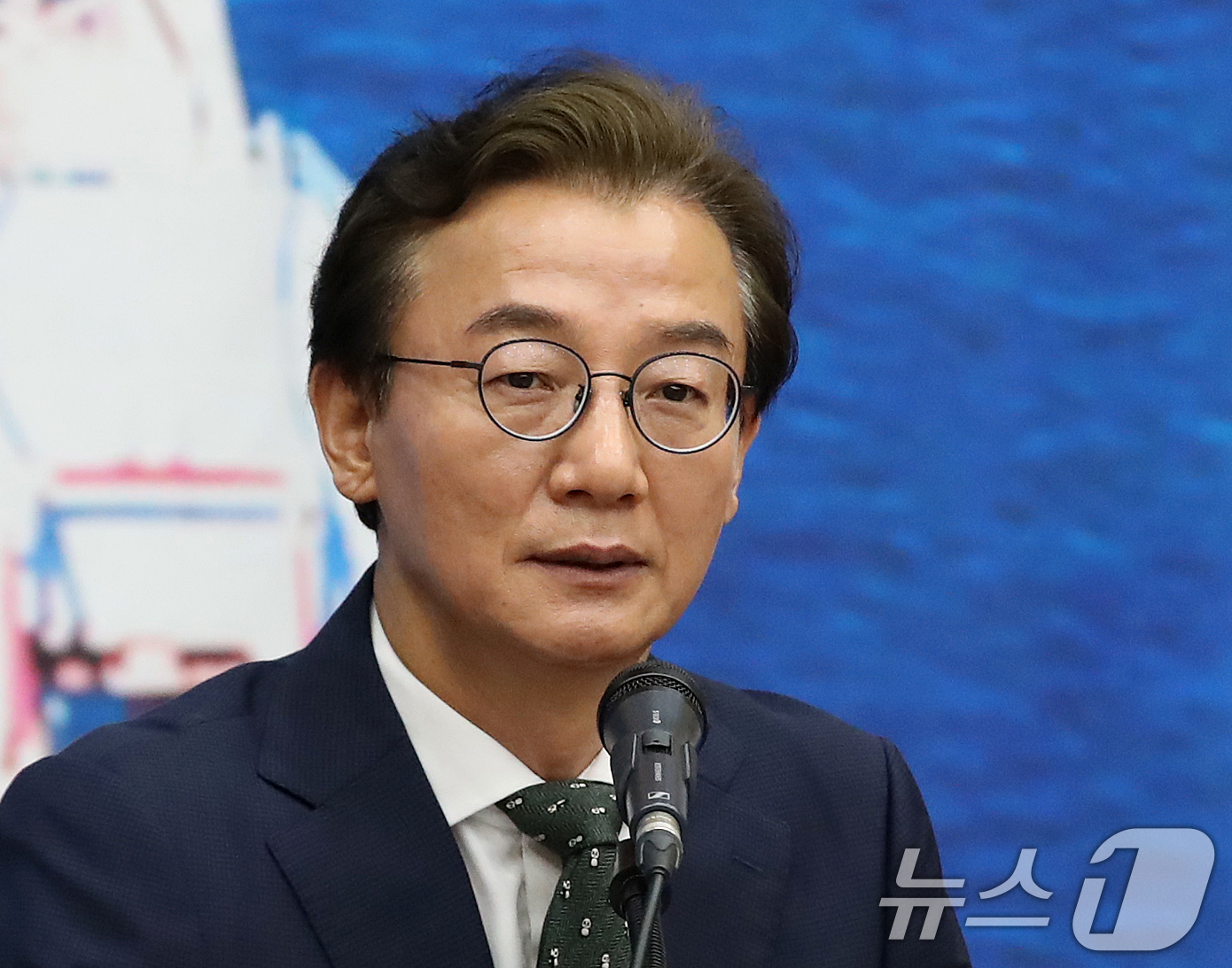 (부산=뉴스1) 윤일지 기자 = 전재수 더불어민주당 부산시장 후보가 15일 부산 동구 부산항국제전시컨벤션센터에서 열린 부산 현장 최고위원회의에서 발언을 하고 있다.  2026.4. …