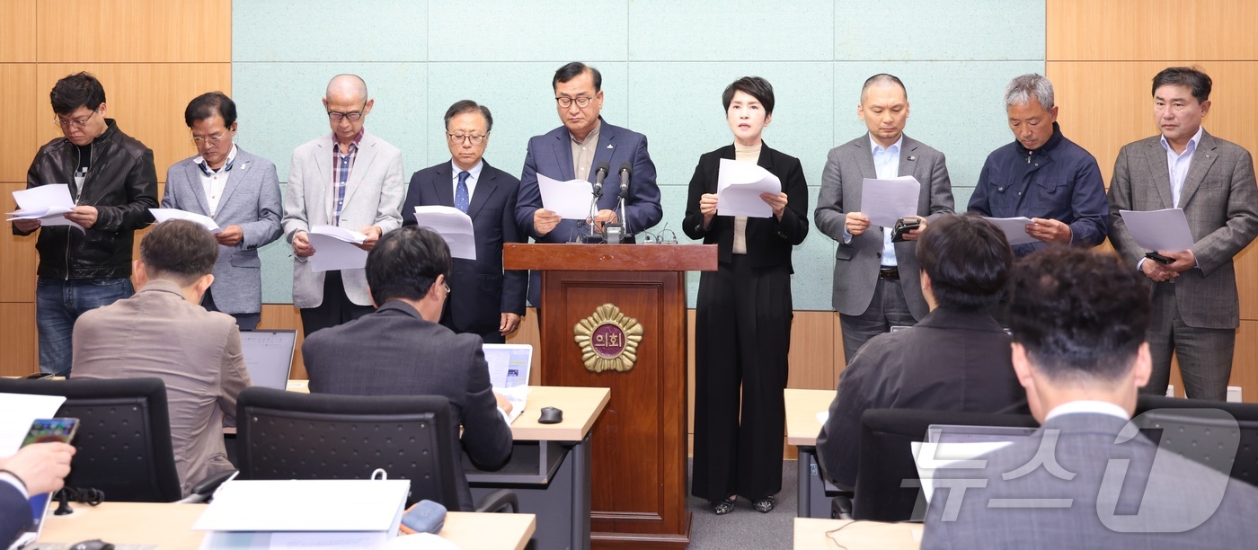 (전주=뉴스1) 유경석 기자 = 도민세금유용 수사 촉구 범도민대책위 관계자들이 15일 전북 전주시 전북특별자치도의회에서 기자회견을 열고 민주당 전북도지사 경선세금유용 수사를 촉구하 …