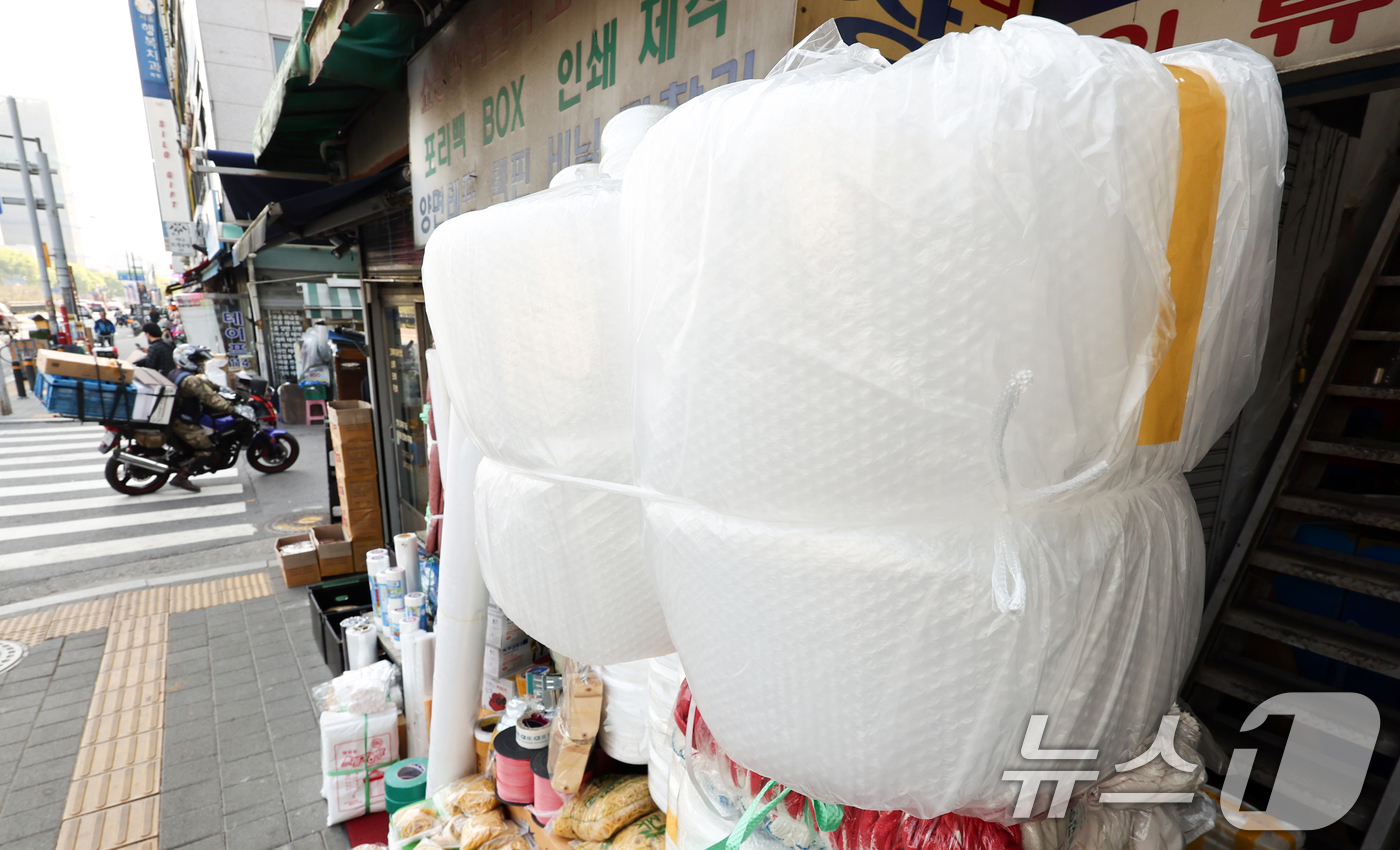 (서울=뉴스1) 최지환 기자 = 에틸렌, 프로필렌 등 주요 석유화학 제품 원료에 대한 매점매석 금지 조치가 시행된 15일 서울 방산시장의 한 점포에 비닐 제품들이 진열돼 있다. 2 …