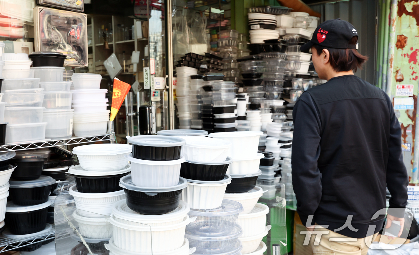 (서울=뉴스1) 최지환 기자 = 에틸렌, 프로필렌 등 주요 석유화학 제품 원료에 대한 매점매석 금지 조치가 시행된 15일 서울 방산시장의 한 점포에 플라스틱 제품들이 진열돼 있다. …