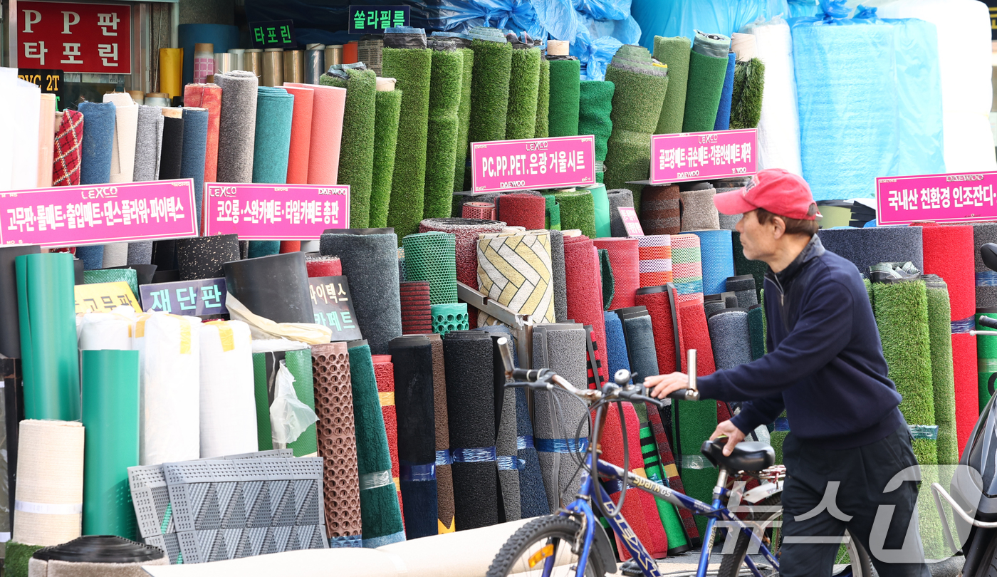 (서울=뉴스1) 최지환 기자 = 에틸렌, 프로필렌 등 주요 석유화학 제품 원료에 대한 매점매석 금지 조치가 시행된 15일 서울 방산시장의 한 점포에 비닐 제품들이 진열돼 있다. 2 …