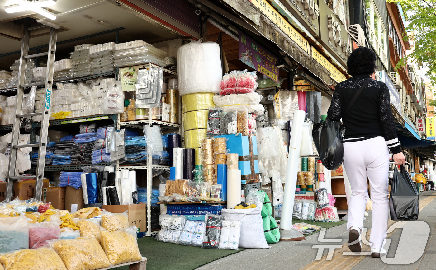 (서울=뉴스1) 최지환 기자 = 에틸렌, 프로필렌 등 주요 석유화학 제품 원료에 대한 매점매석 금지 조치가 시행된 15일 서울 방산시장의 한 점포에 비닐 제품들이 진열돼 있다. 2 …