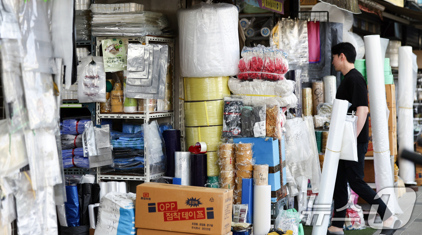 (서울=뉴스1) 최지환 기자 = 에틸렌, 프로필렌 등 주요 석유화학 제품 원료에 대한 매점매석 금지 조치가 시행된 15일 서울 방산시장의 한 점포에 비닐 제품들이 진열돼 있다. 2 …