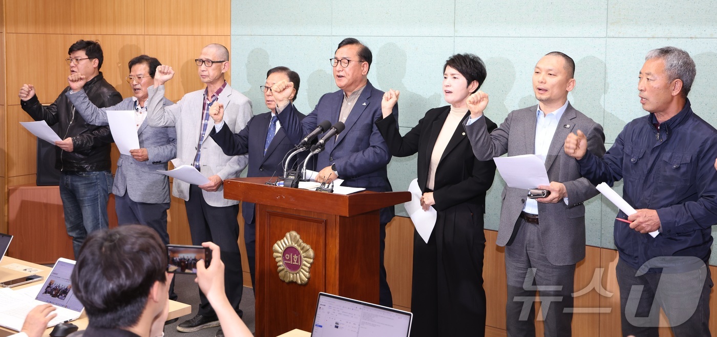 (전주=뉴스1) 유경석 기자 = 도민세금유용 수사 촉구 범도민대책위 관계자들이 15일 전북 전주시 전북특별자치도의회에서 기자회견을 열고 민주당 전북도지사 경선세금유용 수사를 촉구하 …