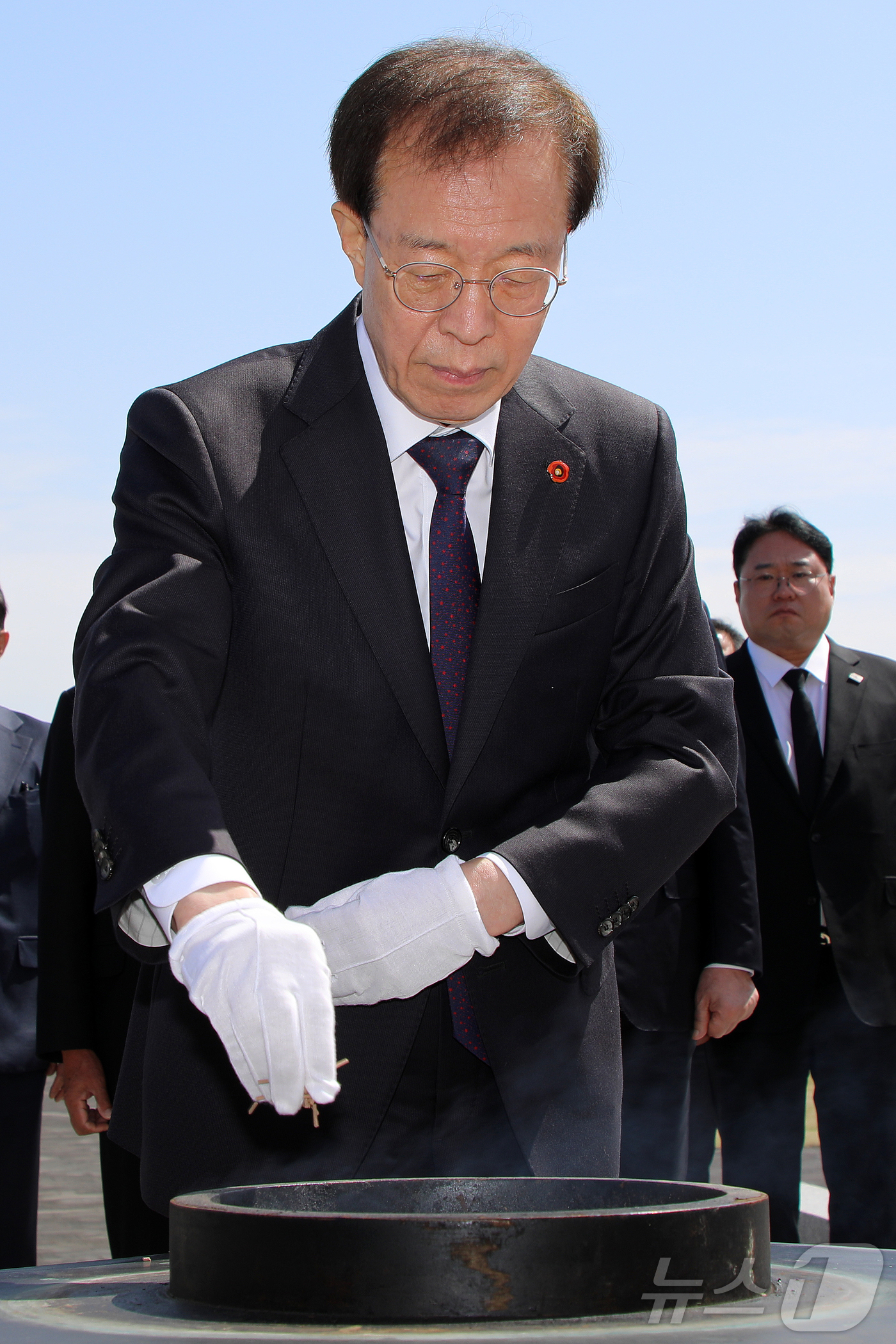 (제주=뉴스1) 오미란 기자 = 이석연 대통령 직속 국민통합위원회 위원장이 15일 오전 제주4·3평화공원 위령제단 앞에서 분향하고 있다. 2026.4.15/뉴스1