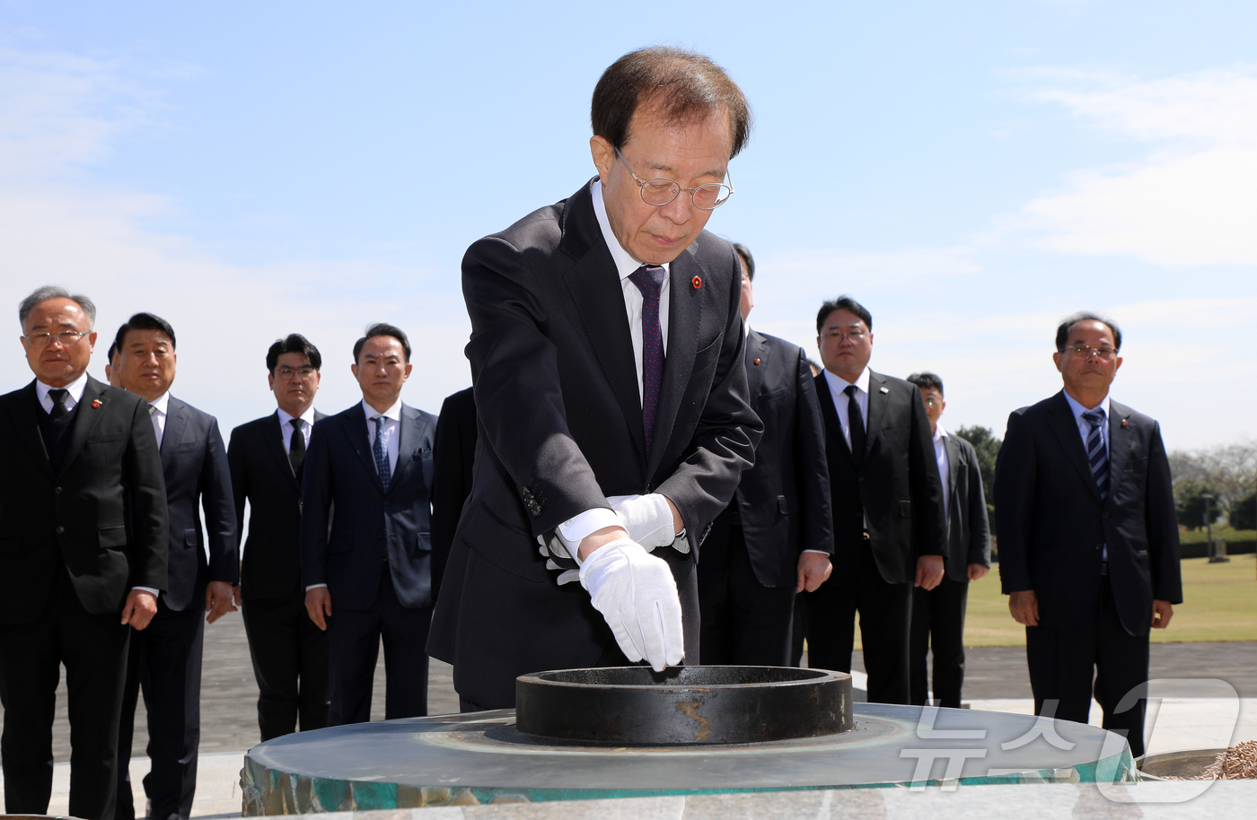 (제주=뉴스1) 오미란 기자 = 이석연 대통령 직속 국민통합위원회 위원장이 15일 오전 제주4·3평화공원 위령제단 앞에서 분향하고 있다. 2026.4.15/뉴스1