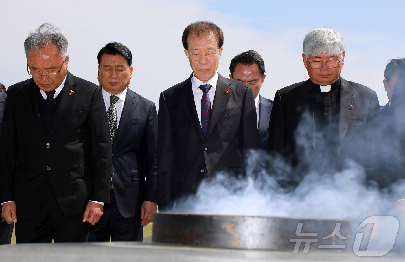 (제주=뉴스1) 오미란 기자 = 이석연 대통령 직속 국민통합위원회 위원장이 15일 오전 제주4·3평화공원 위령제단 앞에서 묵념하고 있다. 2026.4.15/뉴스1