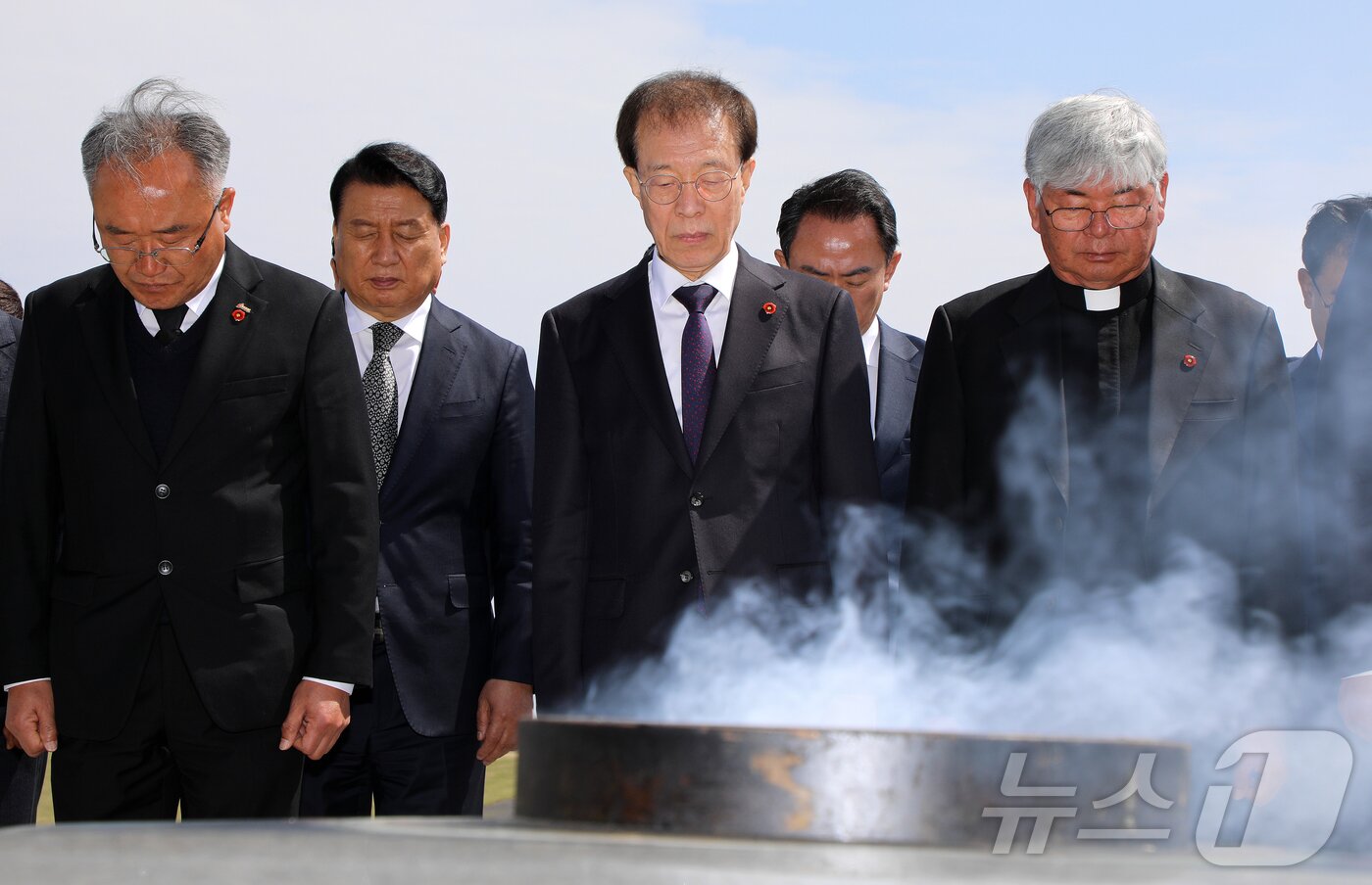 본문 이미지 - 이석연 대통령 직속 국민통합위원회 위원장이 15일 오전 제주4·3평화공원 위령제단 앞에서 묵념하고 있다. 2026.4.15 ⓒ 뉴스1 오미란 기자