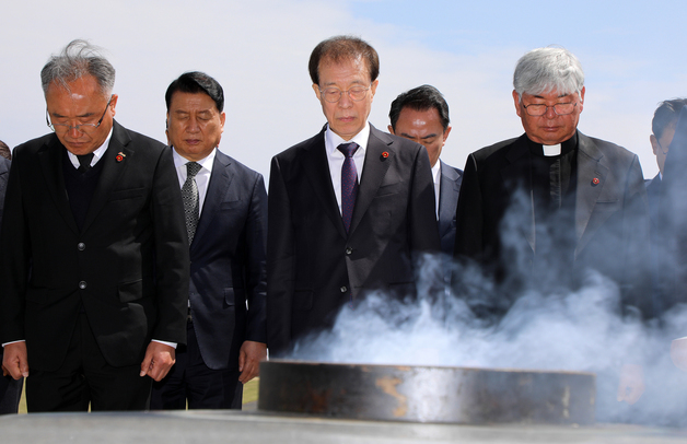 4·3 희생자 넋 기리는 이석연 통합위원장