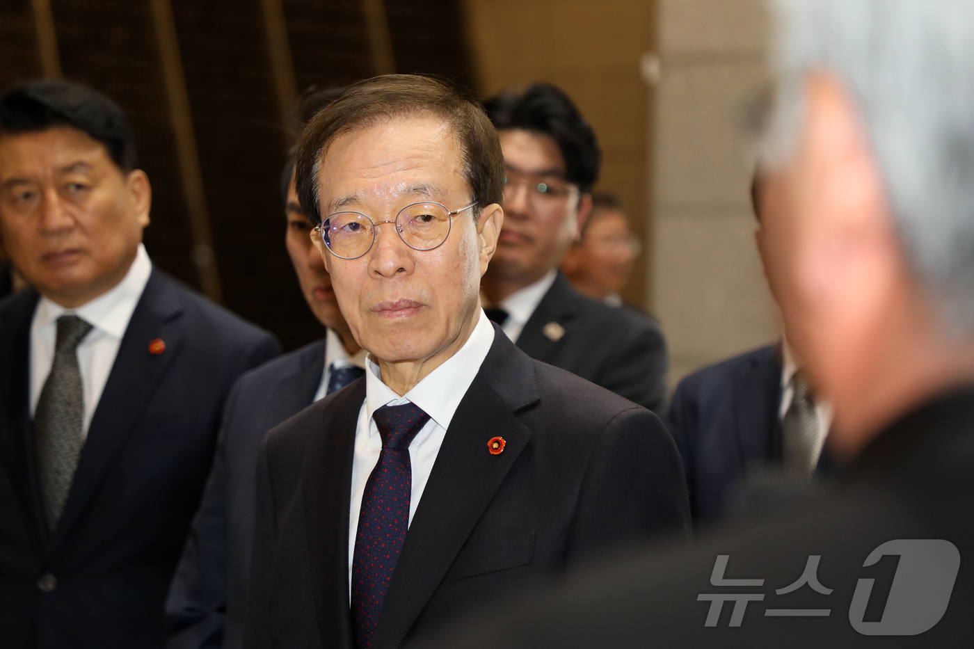 (제주=뉴스1) 오미란 기자 = 이석연 대통령 직속 국민통합위원회 위원장이 15일 오전 제주4·3평화공원 위패봉안소를 둘러보고 있다. 2026.4.15/뉴스1