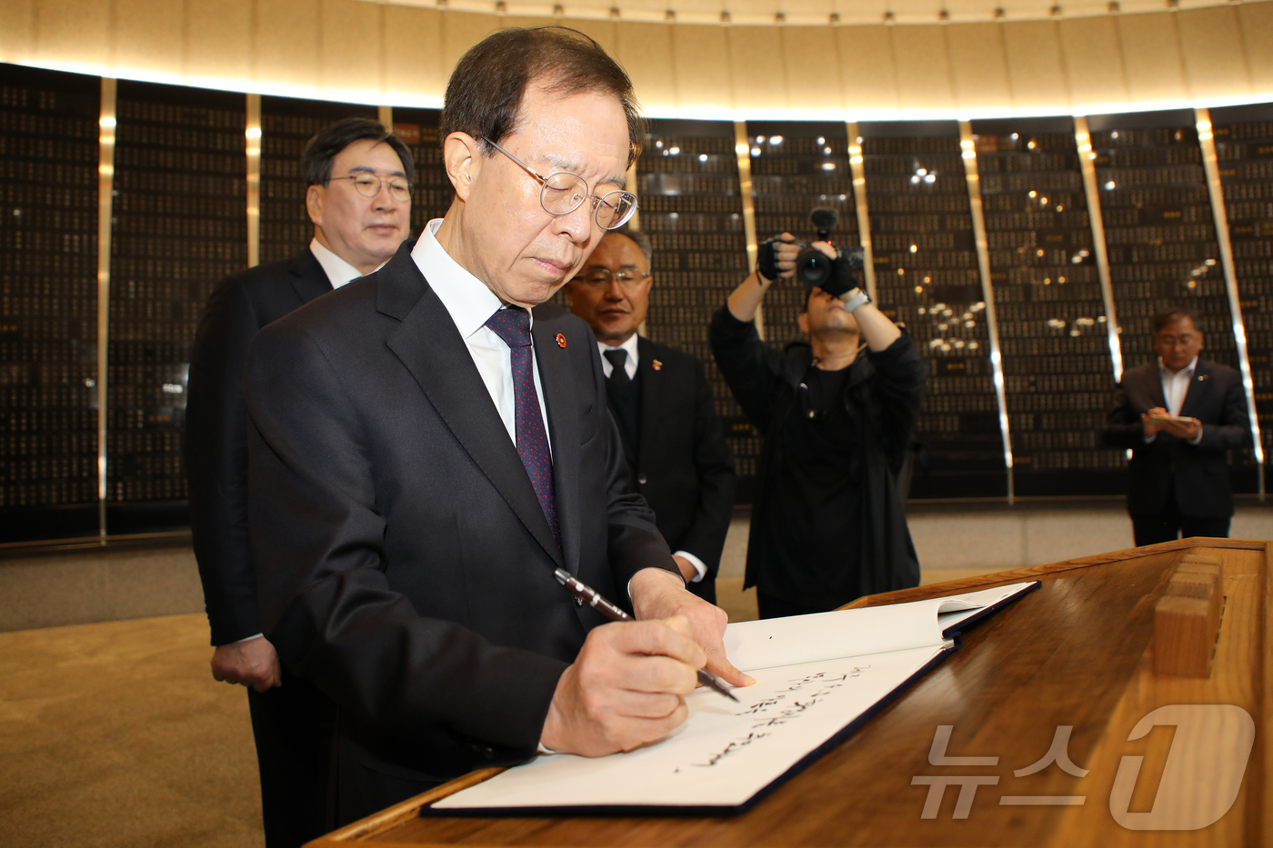 (제주=뉴스1) 오미란 기자 = 이석연 대통령 직속 국민통합위원회 위원장이 15일 오전 제주4·3평화공원 위패봉안소에 \'제주4·3 희생자를 추모하며, 역사의 아픔을 넘어 통합의 …