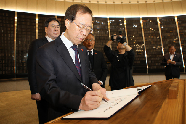 이석연 \"역사의 아픔을 넘어 통합의 미래로\"