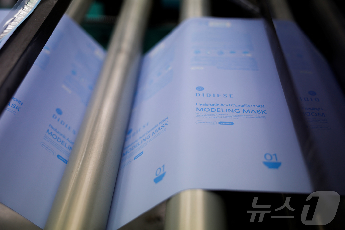 (평택 로이터=뉴스1) 윤다정 기자 = 지난 8일 경기도 평택의 한 공장에서 마스크팩 파우치 생산 라인 일부가 가동을 멈춘 모습. 2026.04.08.ⓒ 로이터=뉴스1