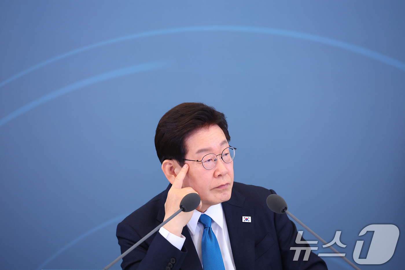 (서울=뉴스1) 이재명 기자 = 이재명 대통령이 15일 청와대에서 열린 규제합리화위원회 제1차 전체회의에서 참석자의 발언을 경청하고 있다. 2026.4.15/뉴스1