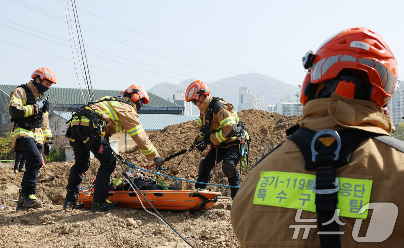 (하남=뉴스1) 김영운 기자 = 15일 경기 하남시 교산 공공주택지구에서 열린 '2026년 중대재난대응 유관기관 합동훈련'에서 경기도119특수대응단 구조대원들이 붕괴사고(싱크홀) …
