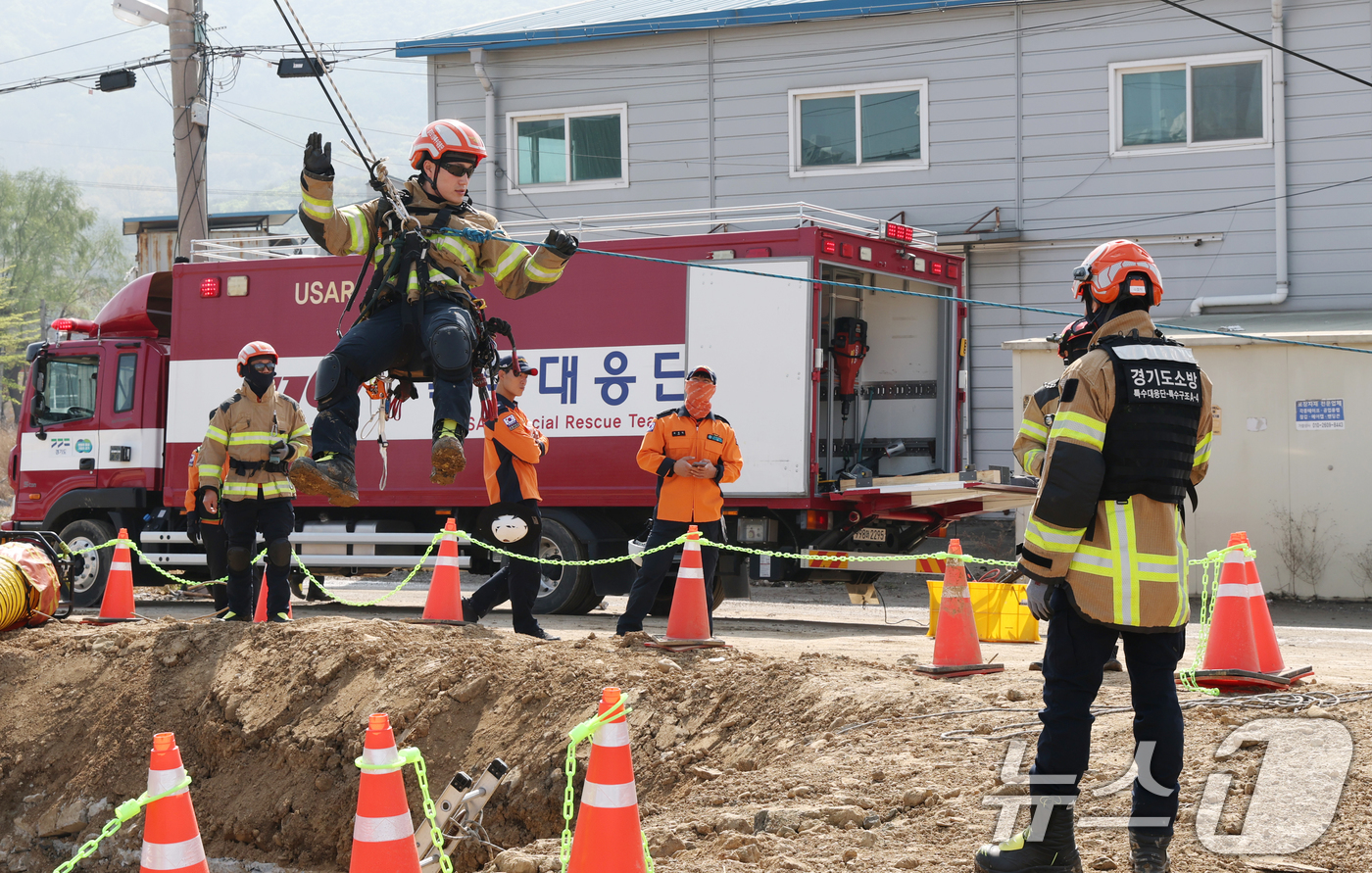 (하남=뉴스1) 김영운 기자 = 15일 경기 하남시 교산 공공주택지구에서 열린 '2026년 중대재난대응 유관기관 합동훈련'에서 경기도119특수대응단 구조대원들이 붕괴사고(싱크홀) …