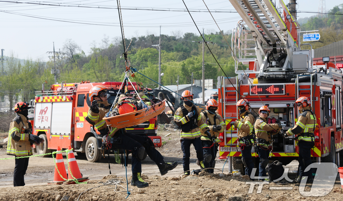(하남=뉴스1) 김영운 기자 = 15일 경기 하남시 교산 공공주택지구에서 열린 '2026년 중대재난대응 유관기관 합동훈련'에서 경기도119특수대응단 구조대원들이 붕괴사고(싱크홀) …
