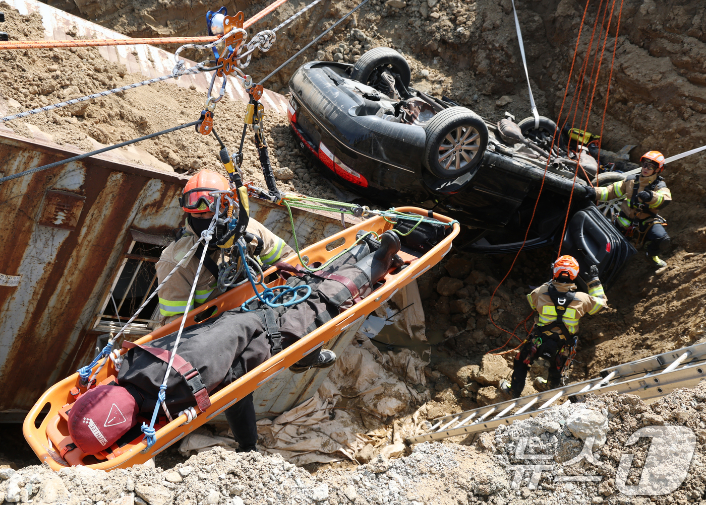 (하남=뉴스1) 김영운 기자 = 15일 경기 하남시 교산 공공주택지구에서 열린 '2026년 중대재난대응 유관기관 합동훈련'에서 경기도119특수대응단 구조대원들이 붕괴사고(싱크홀) …