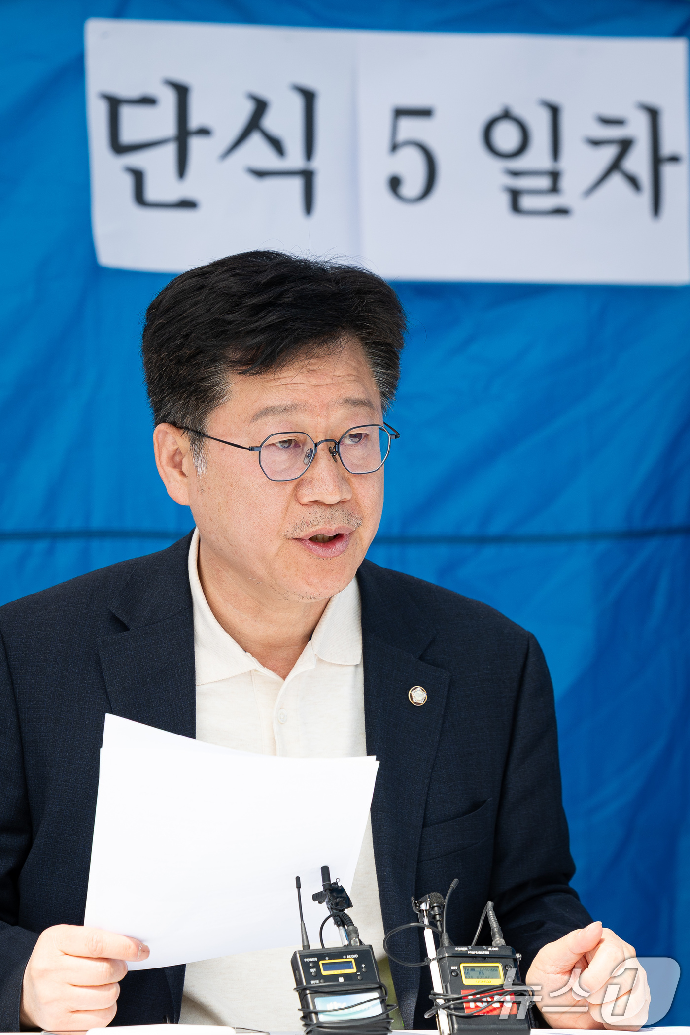 (서울=뉴스1) 유승관 기자 = 6·3 지방선거 더불어민주당 전북지사 경선에서 탈락한 안호영 의원이 15일 서울 여의도 국회 본관 앞 단식농성장에서 이원택 의원의 '식사비 대납' …