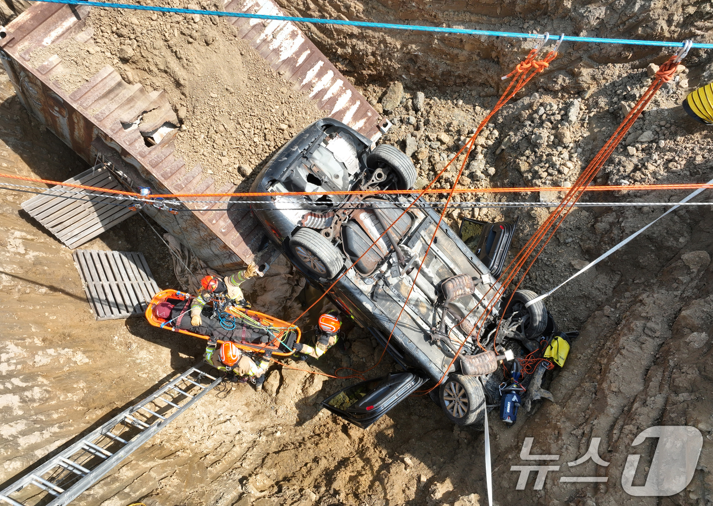 (하남=뉴스1) 김영운 기자 = 15일 경기 하남시 교산 공공주택지구에서 열린 '2026년 중대재난대응 유관기관 합동훈련'에서 하남소방서 구조대원들이 붕괴사고(싱크홀) 구조 훈련을 …