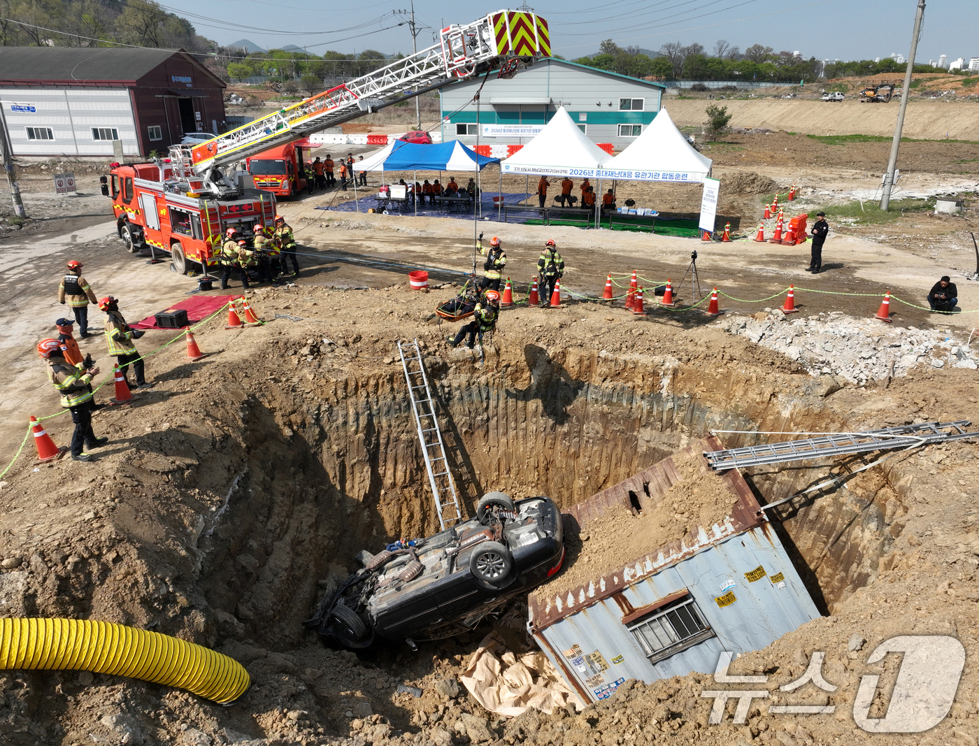 (하남=뉴스1) 김영운 기자 = 15일 경기 하남시 교산 공공주택지구에서 열린 '2026년 중대재난대응 유관기관 합동훈련'에서 하남소방서 구조대원들이 붕괴사고(싱크홀) 구조 훈련을 …