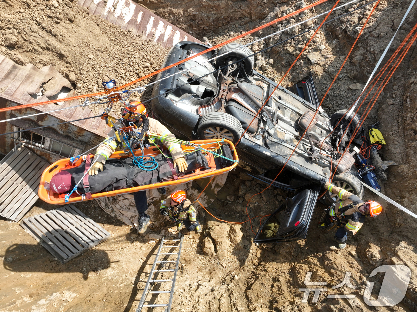 (하남=뉴스1) 김영운 기자 = 15일 경기 하남시 교산 공공주택지구에서 열린 '2026년 중대재난대응 유관기관 합동훈련'에서 하남소방서 구조대원들이 붕괴사고(싱크홀) 구조 훈련을 …