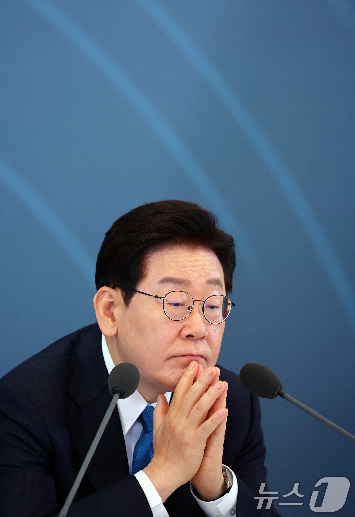 (서울=뉴스1) 이재명 기자 = 이재명 대통령이 15일 청와대에서 열린 규제합리화위원회 제1차 전체회의에서 참석자의 발언을 경청하고 있다. 2026.4.15/뉴스1