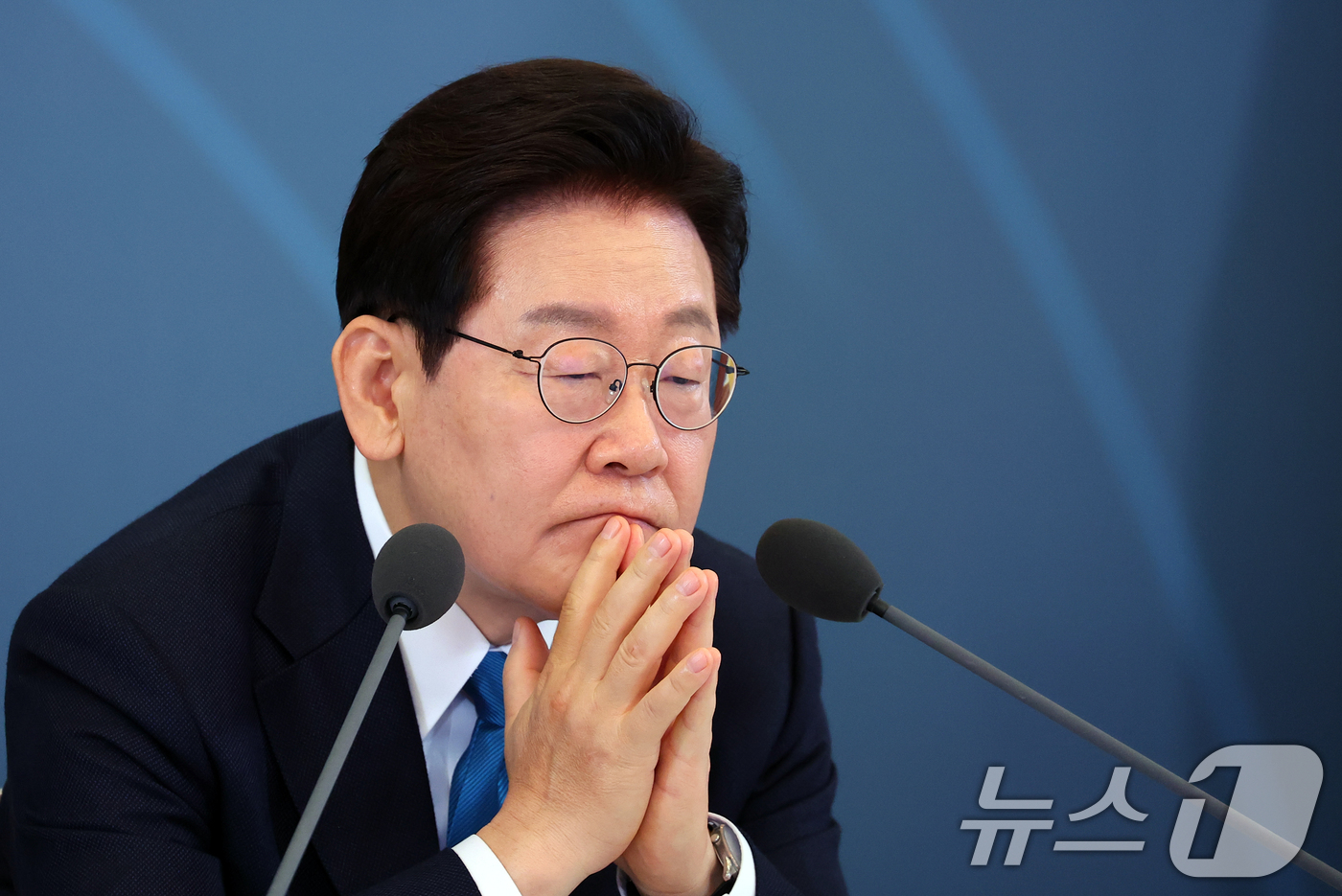 (서울=뉴스1) 이재명 기자 = 이재명 대통령이 15일 청와대에서 열린 규제합리화위원회 제1차 전체회의에서 참석자의 발언을 경청하고 있다. 2026.4.15/뉴스1