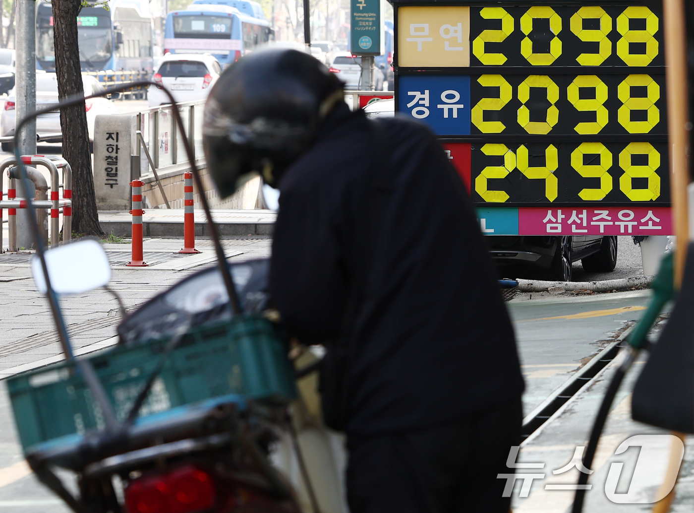 (서울=뉴스1) 김민지 기자 = 중동 전쟁 여파로 국제 유가와 원·달러 환율이 오며 지난달 우리나라 수입 제품의 전반 가격이 28년여 만에 가장 큰 폭으로 오른 가운데 15일 서울 …