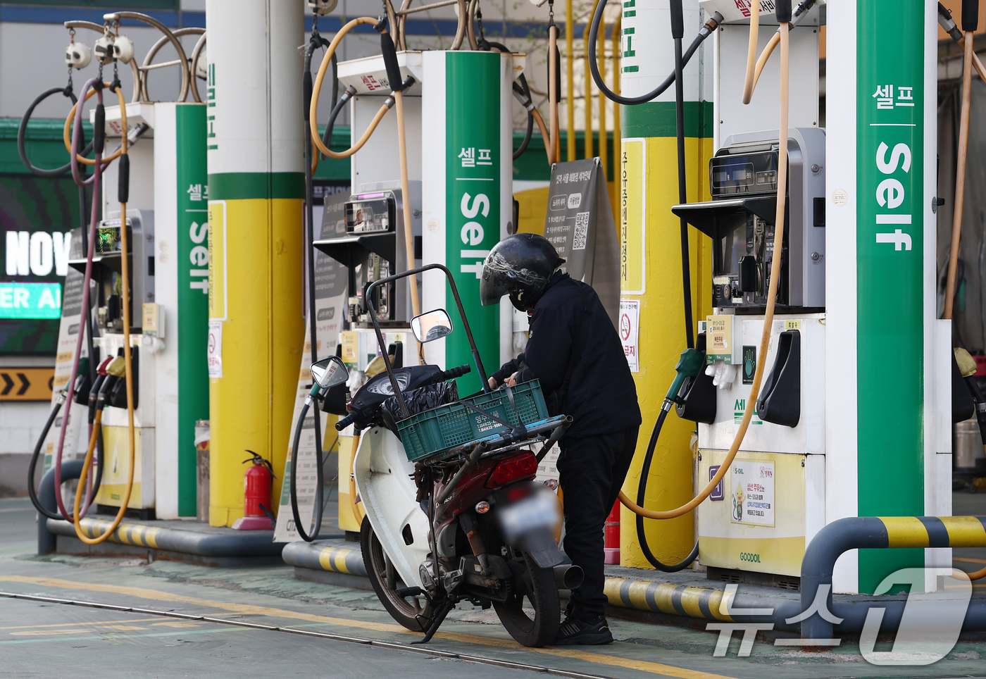 (서울=뉴스1) 김민지 기자 = 중동 전쟁 여파로 국제 유가와 원·달러 환율이 오며 지난달 우리나라 수입 제품의 전반 가격이 28년여 만에 가장 큰 폭으로 오른 가운데 15일 서울 …