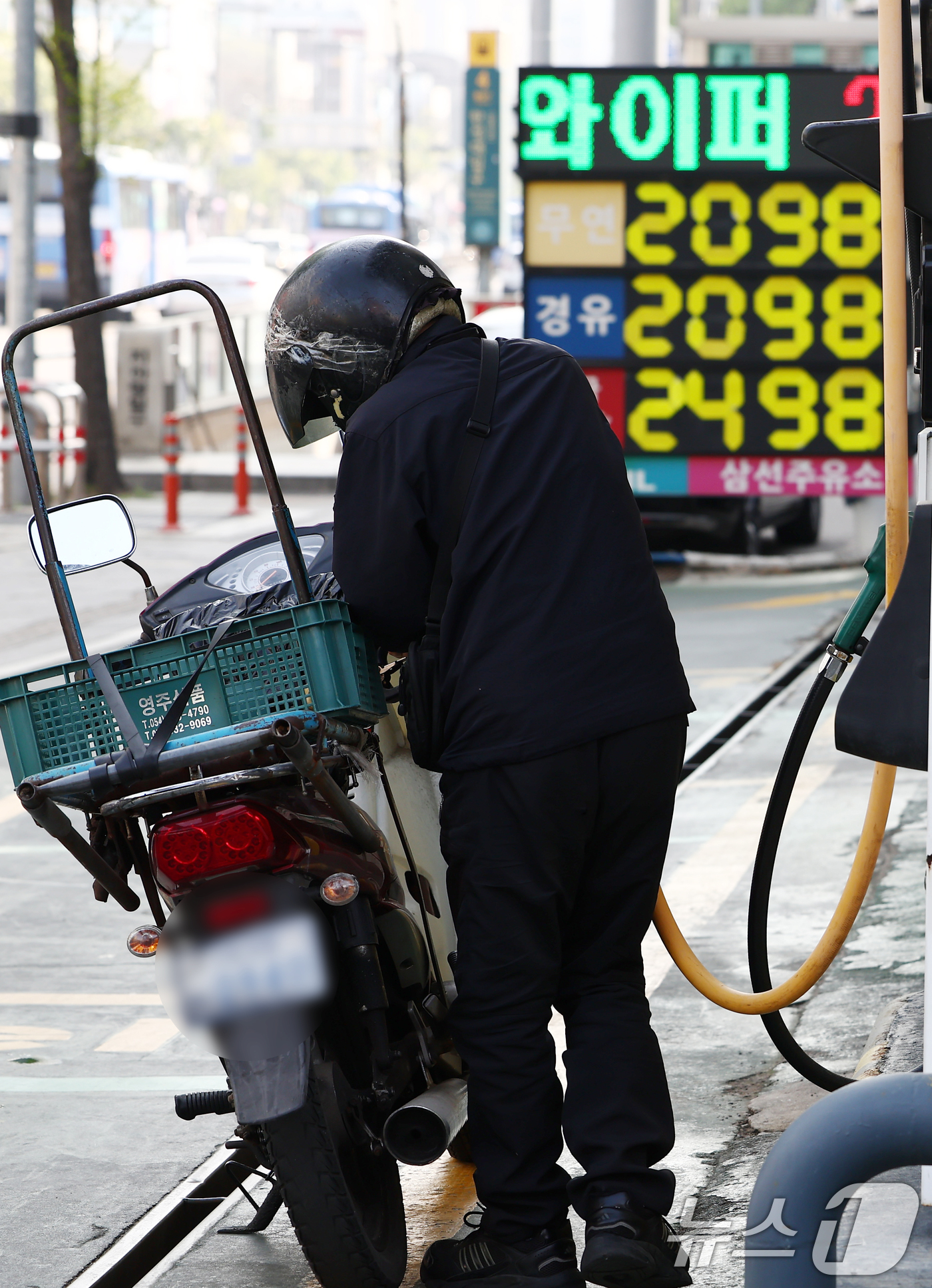(서울=뉴스1) 김민지 기자 = 중동 전쟁 여파로 국제 유가와 원·달러 환율이 오며 지난달 우리나라 수입 제품의 전반 가격이 28년여 만에 가장 큰 폭으로 오른 가운데 15일 서울 …