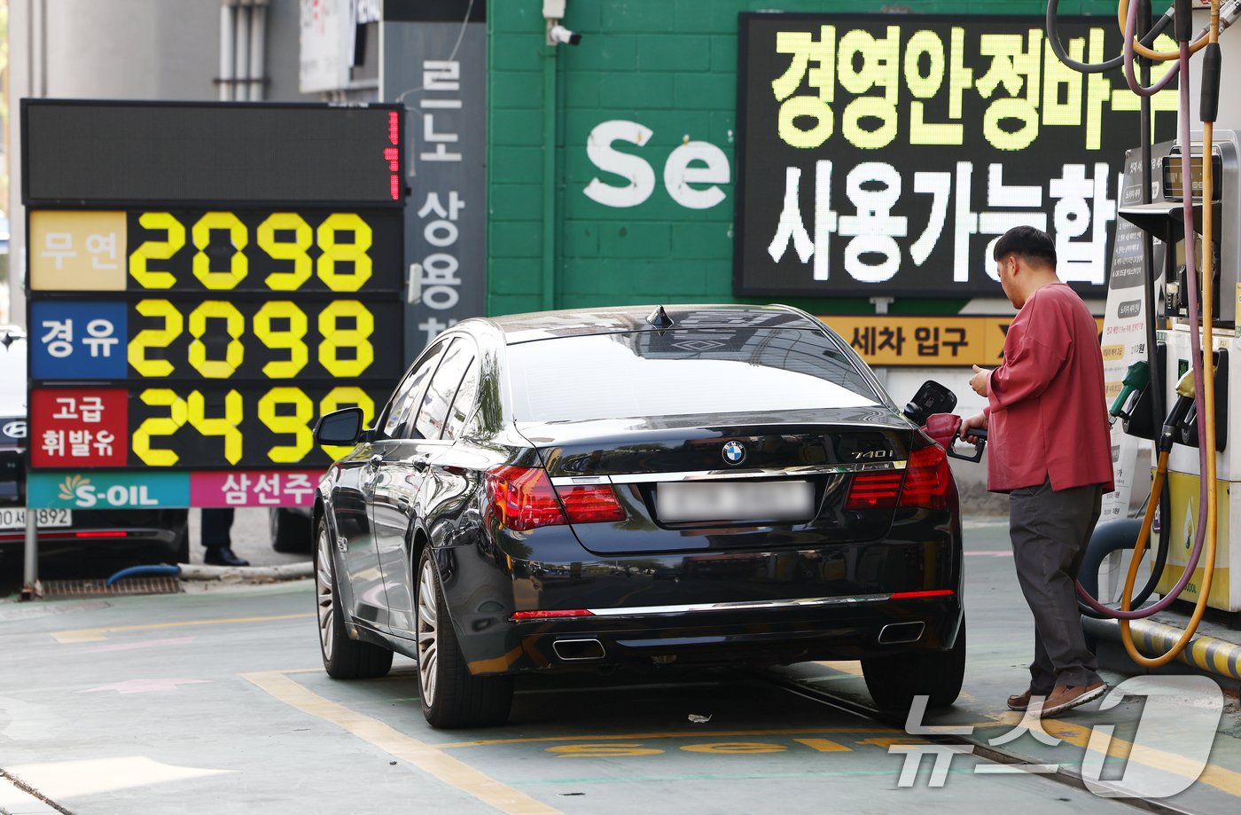 (서울=뉴스1) 김민지 기자 = 중동 전쟁 여파로 국제 유가와 원·달러 환율이 오며 지난달 우리나라 수입 제품의 전반 가격이 28년여 만에 가장 큰 폭으로 오른 가운데 15일 서울 …