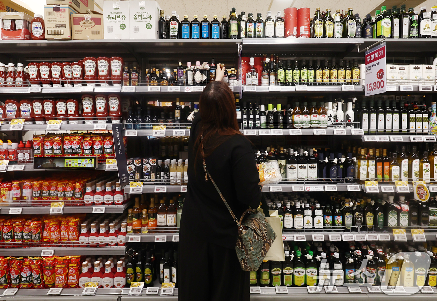 (서울=뉴스1) 김민지 기자 = 중동 전쟁 여파로 국제 유가와 원·달러 환율이 오르며 지난달 우리나라 수입 제품의 전반 가격이 28년여 만에 가장 큰 폭으로 오른 가운데 15일 서 …