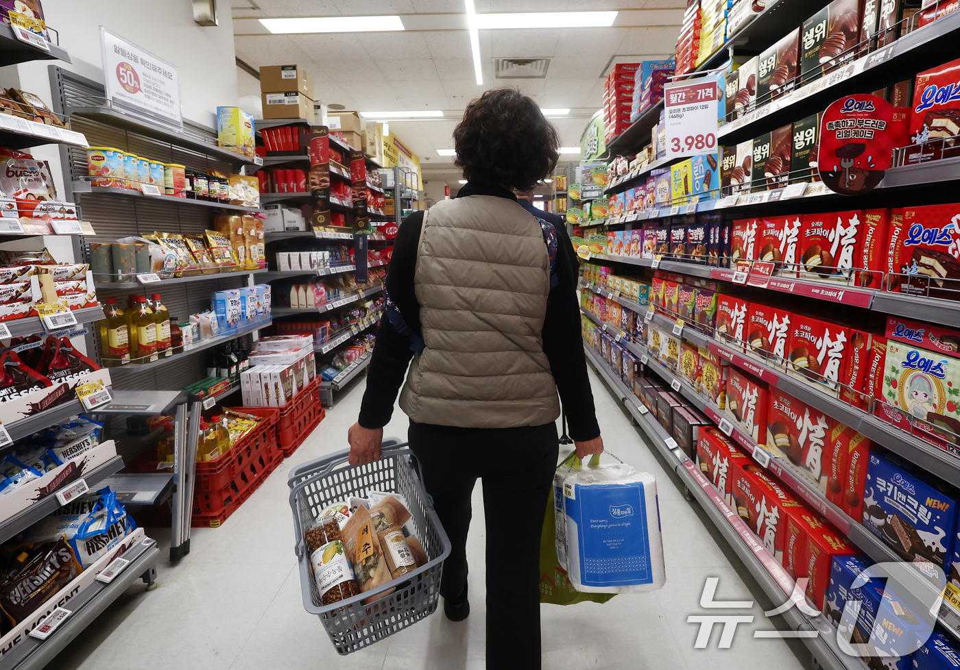 (서울=뉴스1) 김민지 기자 = 중동 전쟁 여파로 국제 유가와 원·달러 환율이 오르며 지난달 우리나라 수입 제품의 전반 가격이 28년여 만에 가장 큰 폭으로 오른 가운데 15일 서 …