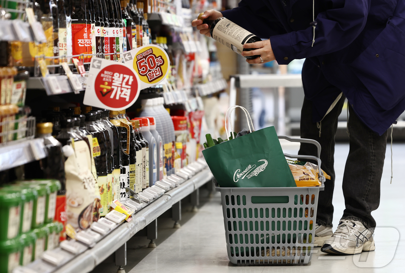 (서울=뉴스1) 김민지 기자 = 중동 전쟁 여파로 국제 유가와 원·달러 환율이 오르며 지난달 우리나라 수입 제품의 전반 가격이 28년여 만에 가장 큰 폭으로 오른 가운데 15일 서 …