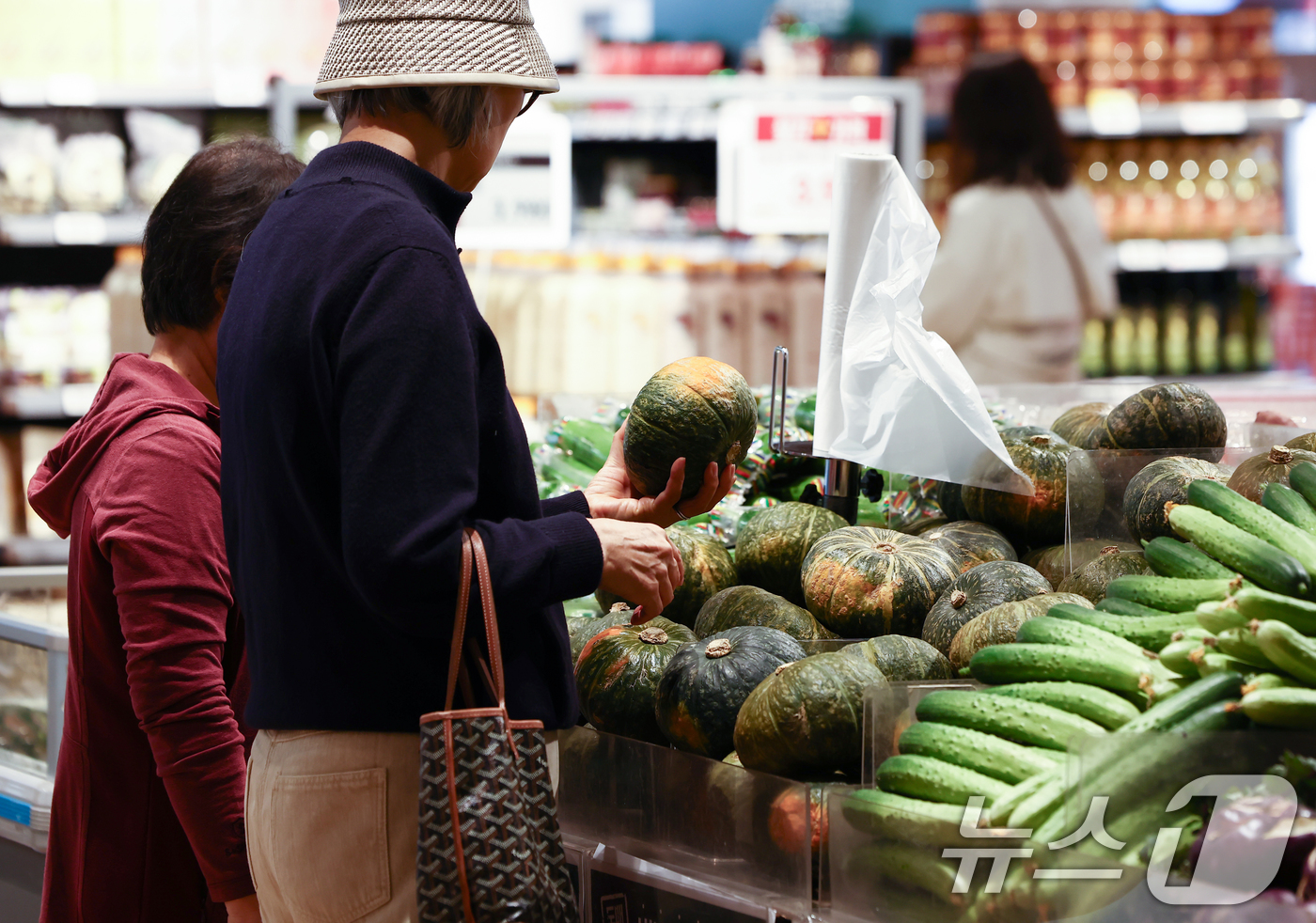 (서울=뉴스1) 김민지 기자 = 중동 전쟁 여파로 국제 유가와 원·달러 환율이 오르며 지난달 우리나라 수입 제품의 전반 가격이 28년여 만에 가장 큰 폭으로 오른 가운데 15일 서 …