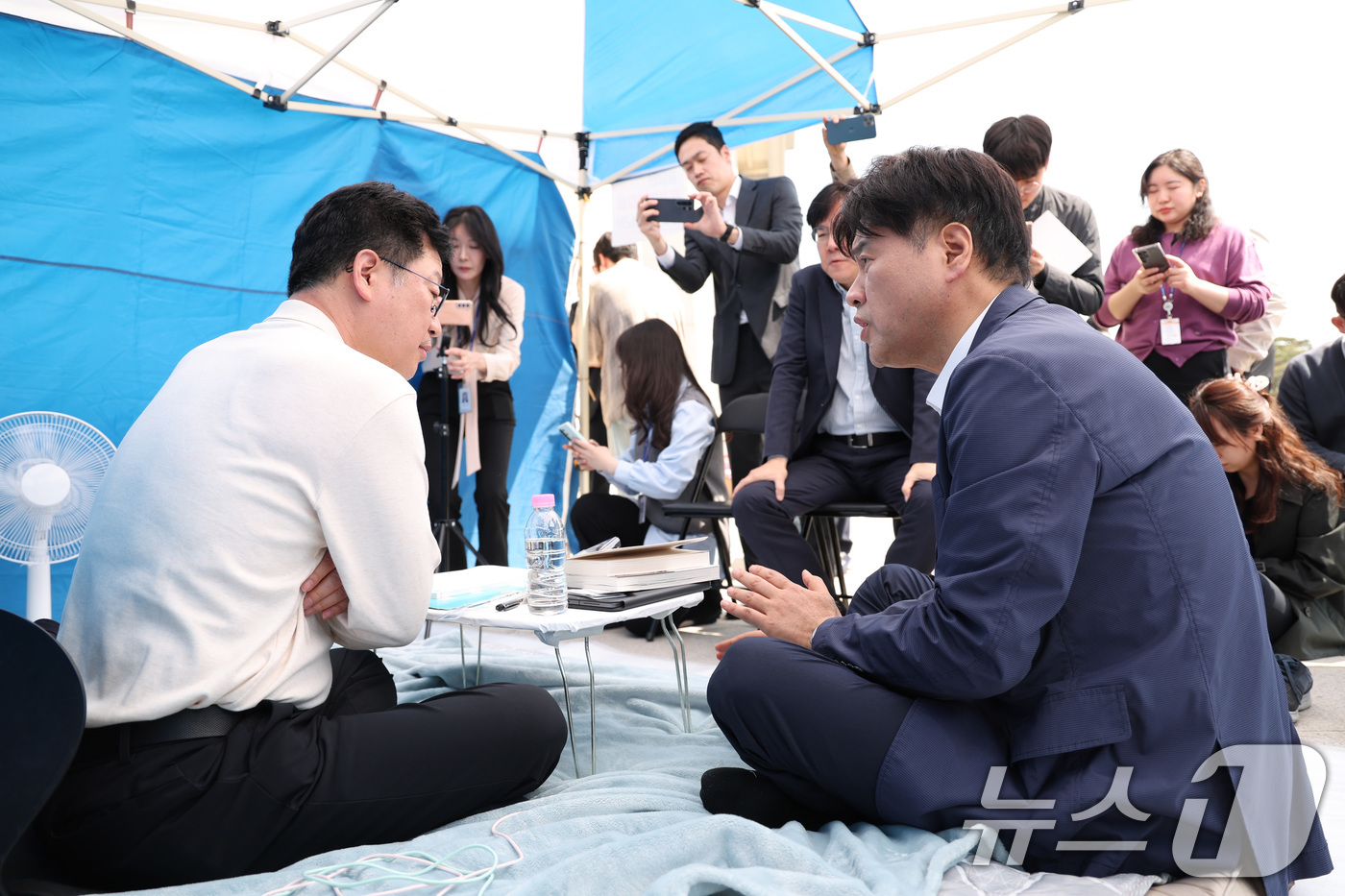 (서울=뉴스1) 신웅수 기자 = 6·3 지방선거 더불어민주당 전북지사 경선에서 낙마한 안호영 더불어민주당 의원이 15일 서울 여의도 국회 본관 앞 단식농성장에서 김용 전 민주연구원 …