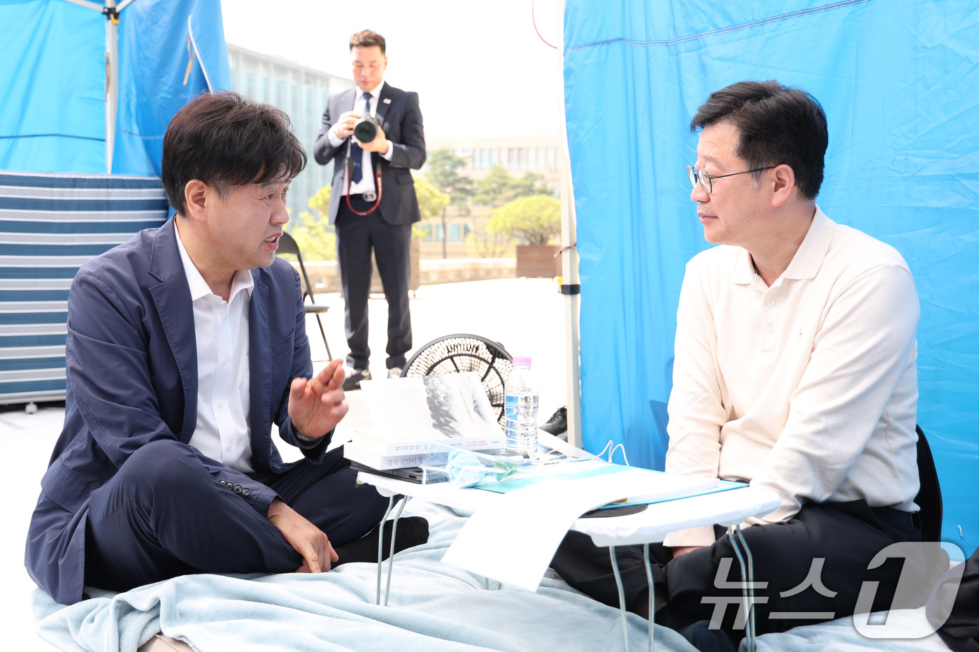 (서울=뉴스1) 신웅수 기자 = 6·3 지방선거 더불어민주당 전북지사 경선에서 낙마한 안호영 더불어민주당 의원이 15일 서울 여의도 국회 본관 앞 단식농성장에서 김용 전 민주연구원 …