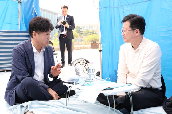 안호영과 대화하는 김용 전 부원장