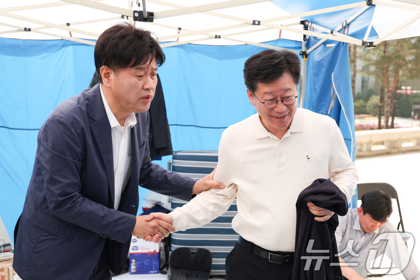 (서울=뉴스1) 신웅수 기자 = 6·3 지방선거 더불어민주당 전북지사 경선에서 낙마한 안호영 더불어민주당 의원이 15일 서울 여의도 국회 본관 앞 단식농성장에서 김용 전 민주연구원 …