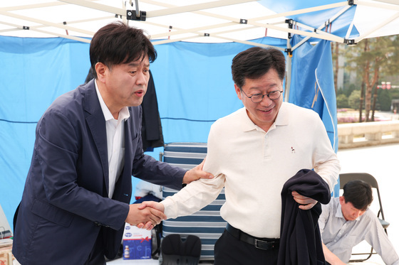 악수하는 김용·안호영