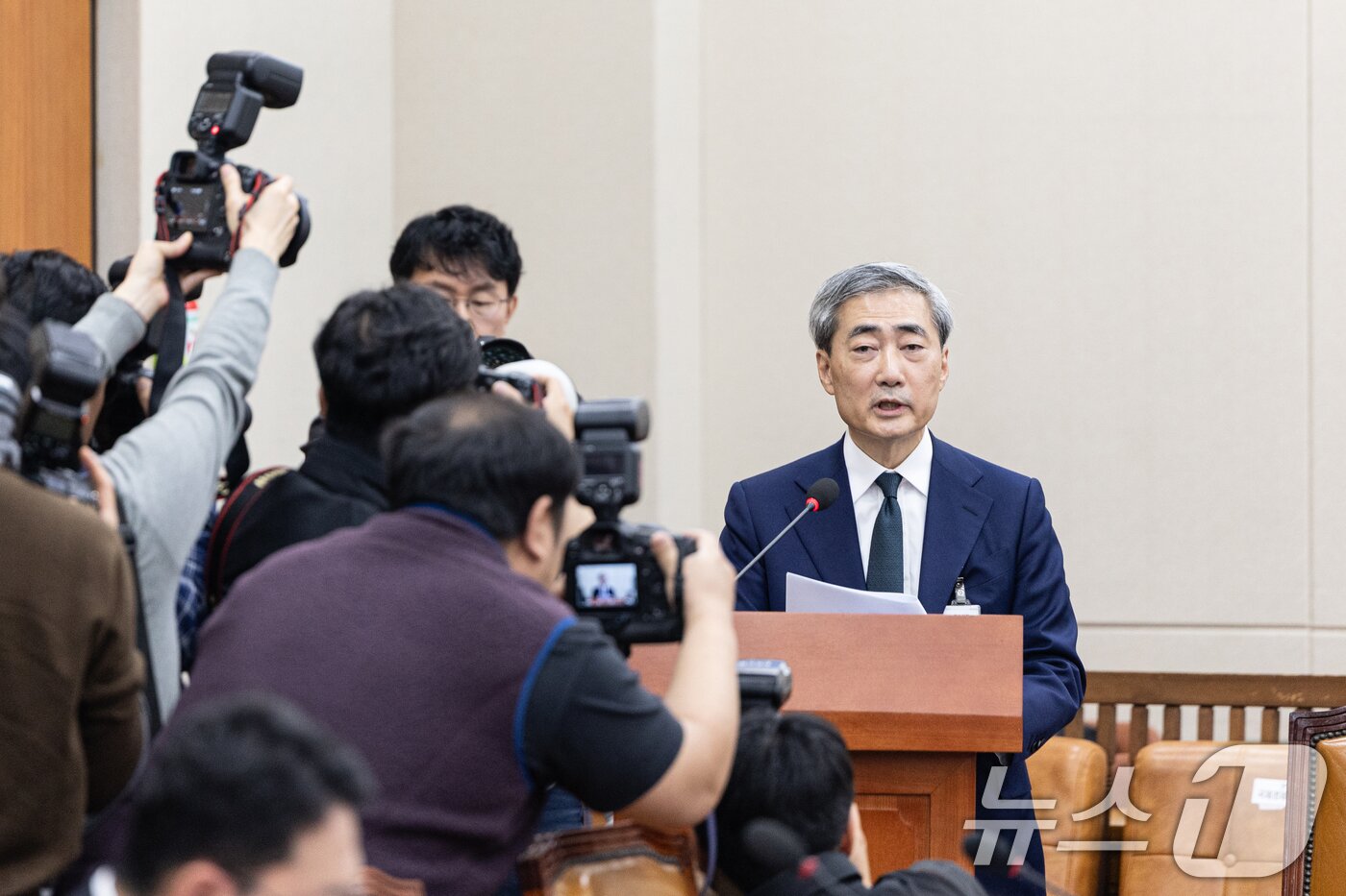 본문 이미지 - 신현송 한국은행 총재 후보자가 15일 서울 여의도 국회에서 열린 제434회국회(임시회) 재정경제기획위원회 인사청문회에서 인사말하고 있다. 2026.4.15 ⓒ 뉴스1 이승배 기자