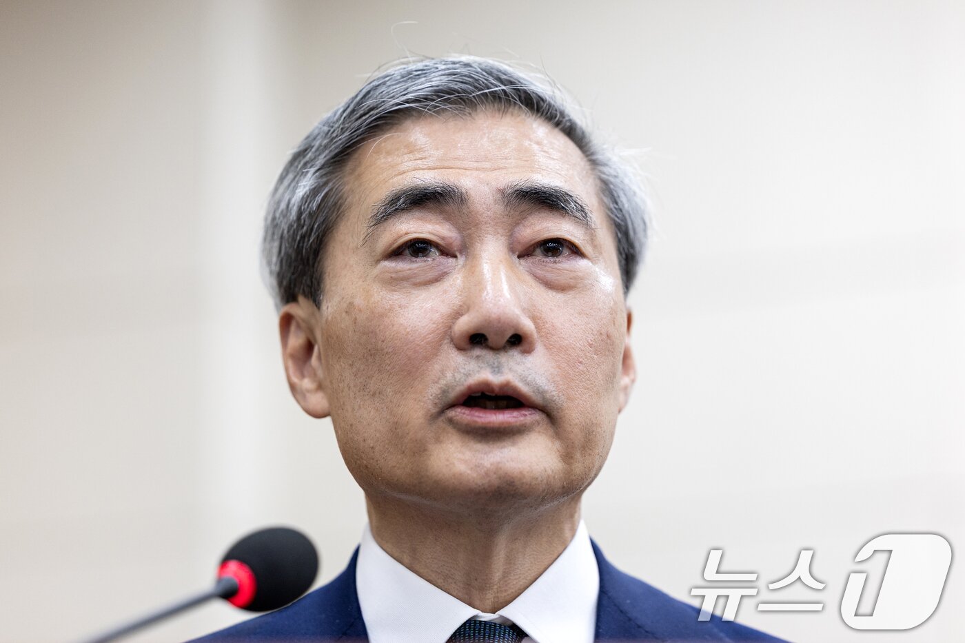 본문 이미지 - 신현송 한국은행 총재 후보자가 15일 서울 여의도 국회에서 열린 제434회국회(임시회) 재정경제기획위원회 인사청문회에서 인사말하고 있다. 2026.4.15 ⓒ 뉴스1 이승배 기자