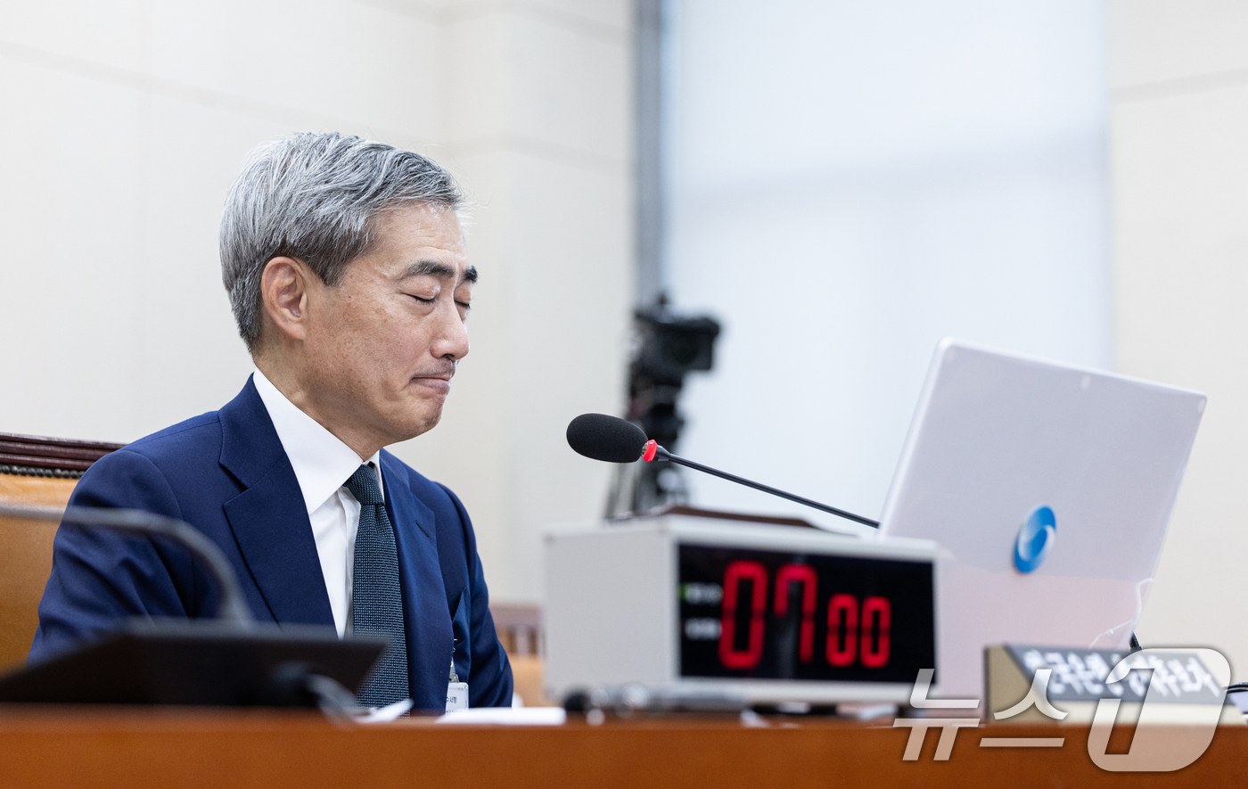 (서울=뉴스1) 이승배 기자 = 신현송 한국은행 총재 후보자가 15일 서울 여의도 국회에서 열린 제434회국회(임시회) 재정경제기획위원회 인사청문회에서 의원 질의를 듣고 있다. 2 …