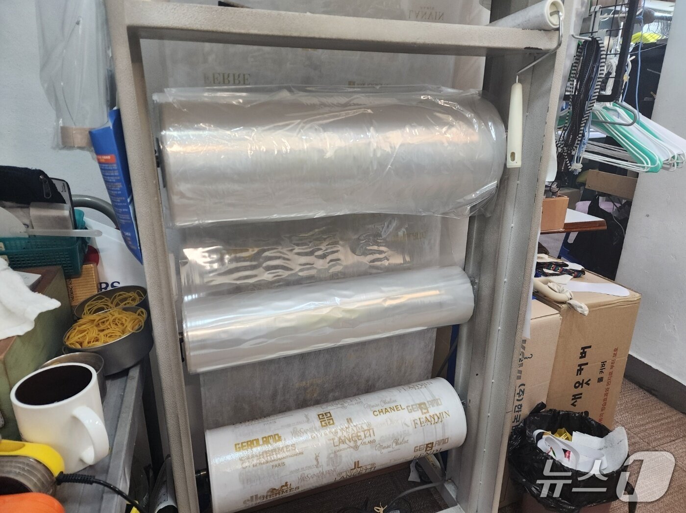 본문 이미지 - 15일 서울 서초구의 한 세탁소에 세탁물 포장용 비닐이 기계에 거치돼 있다. 2026.04.15/ⓒ 뉴스1 권진영 기자